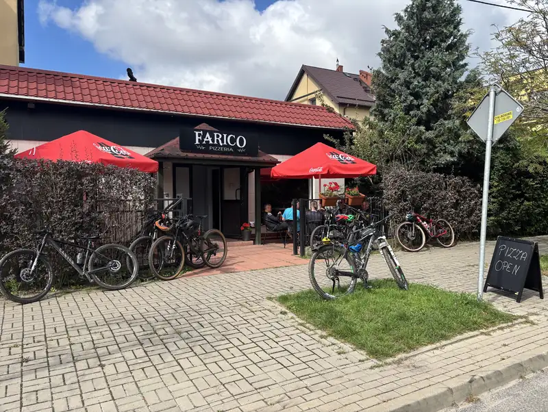 Ogródek pod czerwonymi parasolami